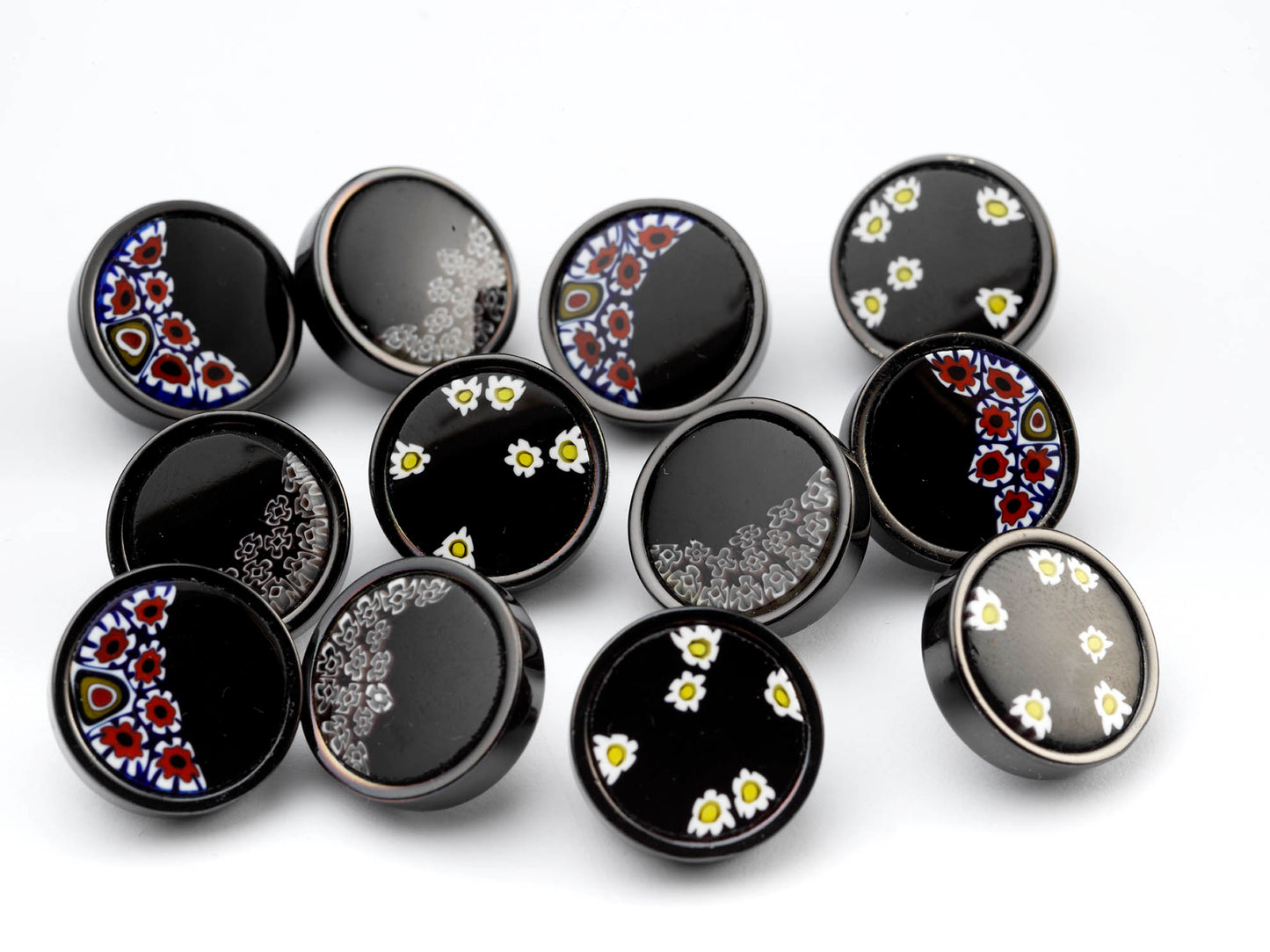 Small Murrina Glass Button - Daisy Bouquet Black
