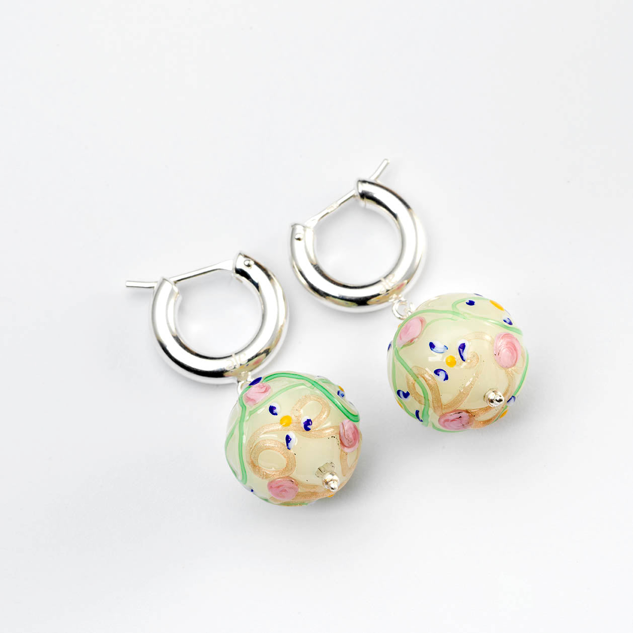 The Globe - Cake White